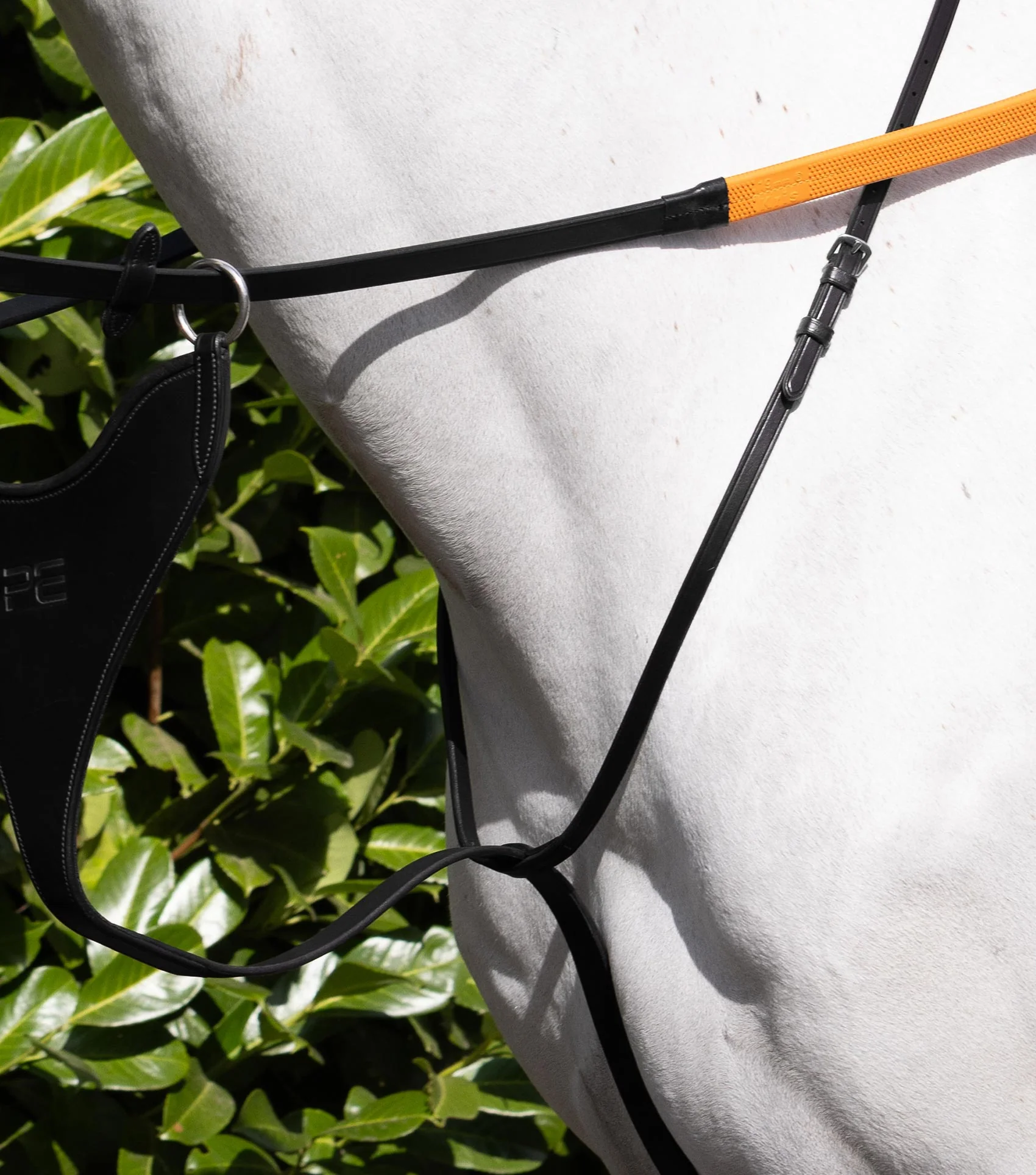 European Bib Martingale Black - Image 2