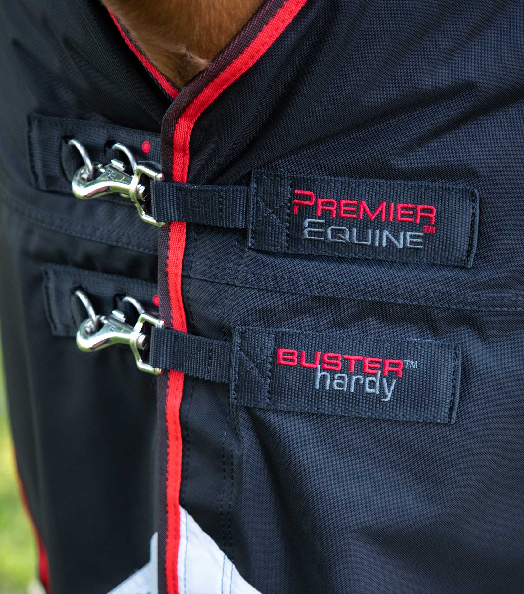 Buster Hardy 400g Half Neck Turnout Rug Black - Image 3