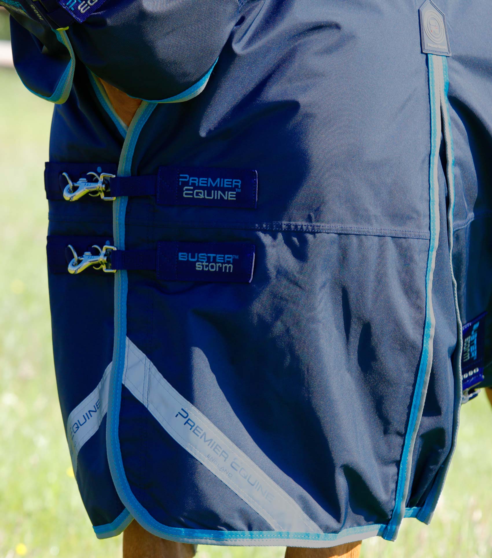 Buster Storm 100g Combo Turnout Rug with Snug-Fit Neck Navy - Image 3