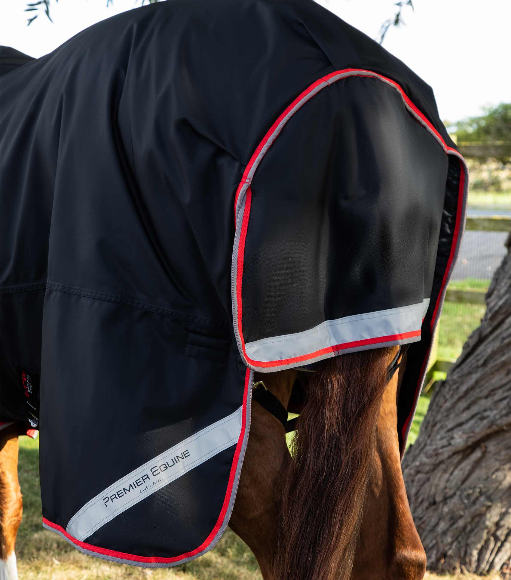 Buster Storm 400g Combo Turnout Rug with Snug-Fit Neck Black - Image 5