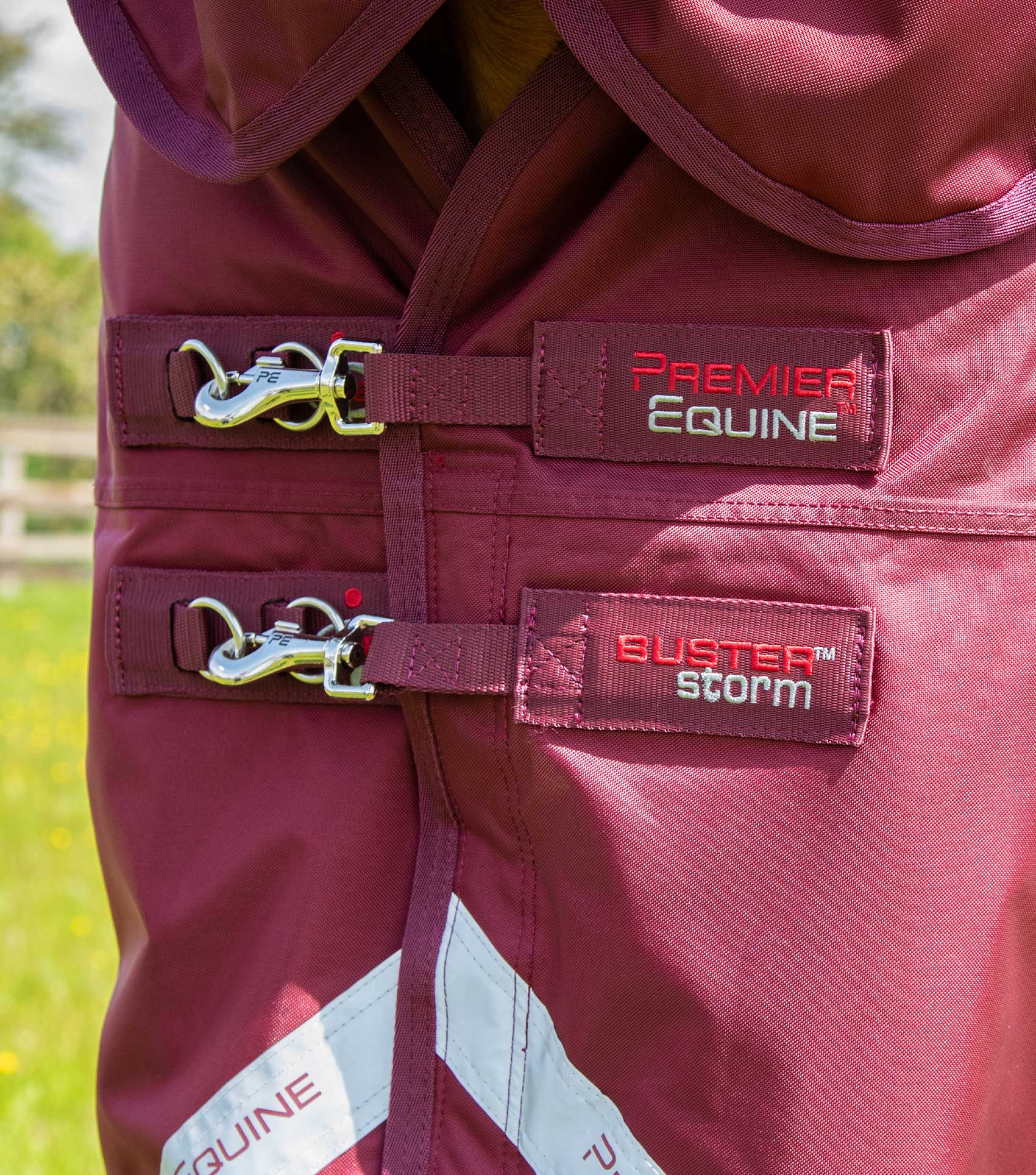 Buster Storm 90g Combo Turnout Rug with Classic Neck Burgundy - Image 3