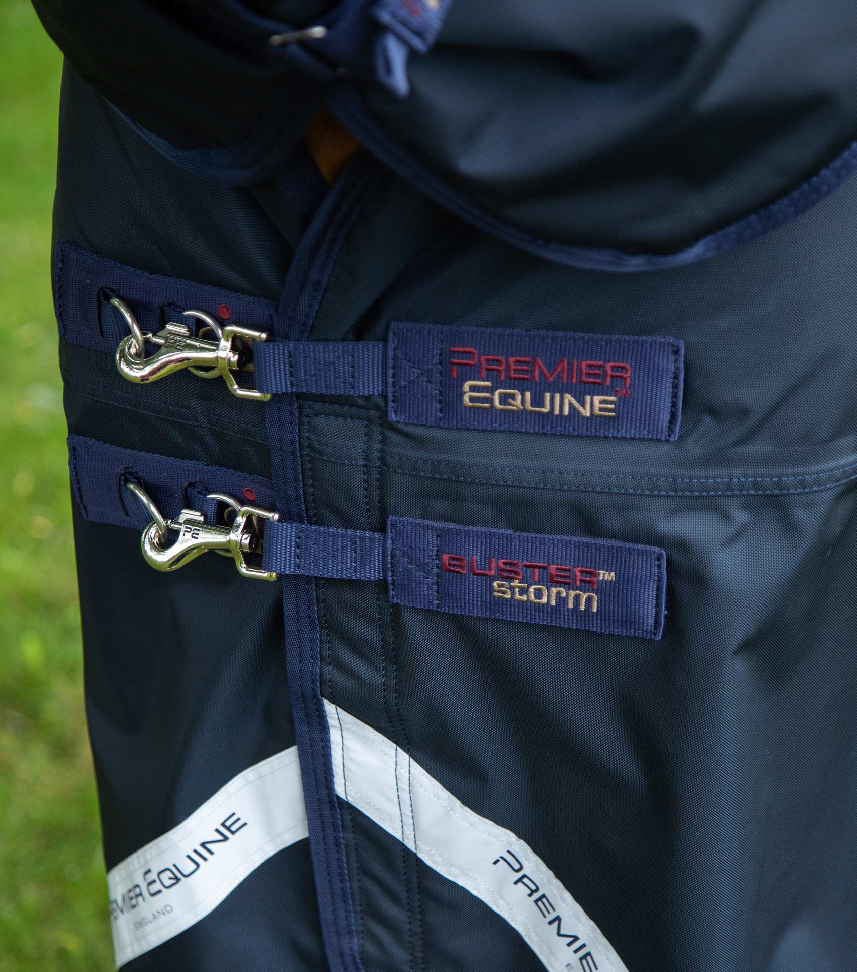 Buster Storm 220g Combo Turnout Rug with Classic Neck Navy - Image 3