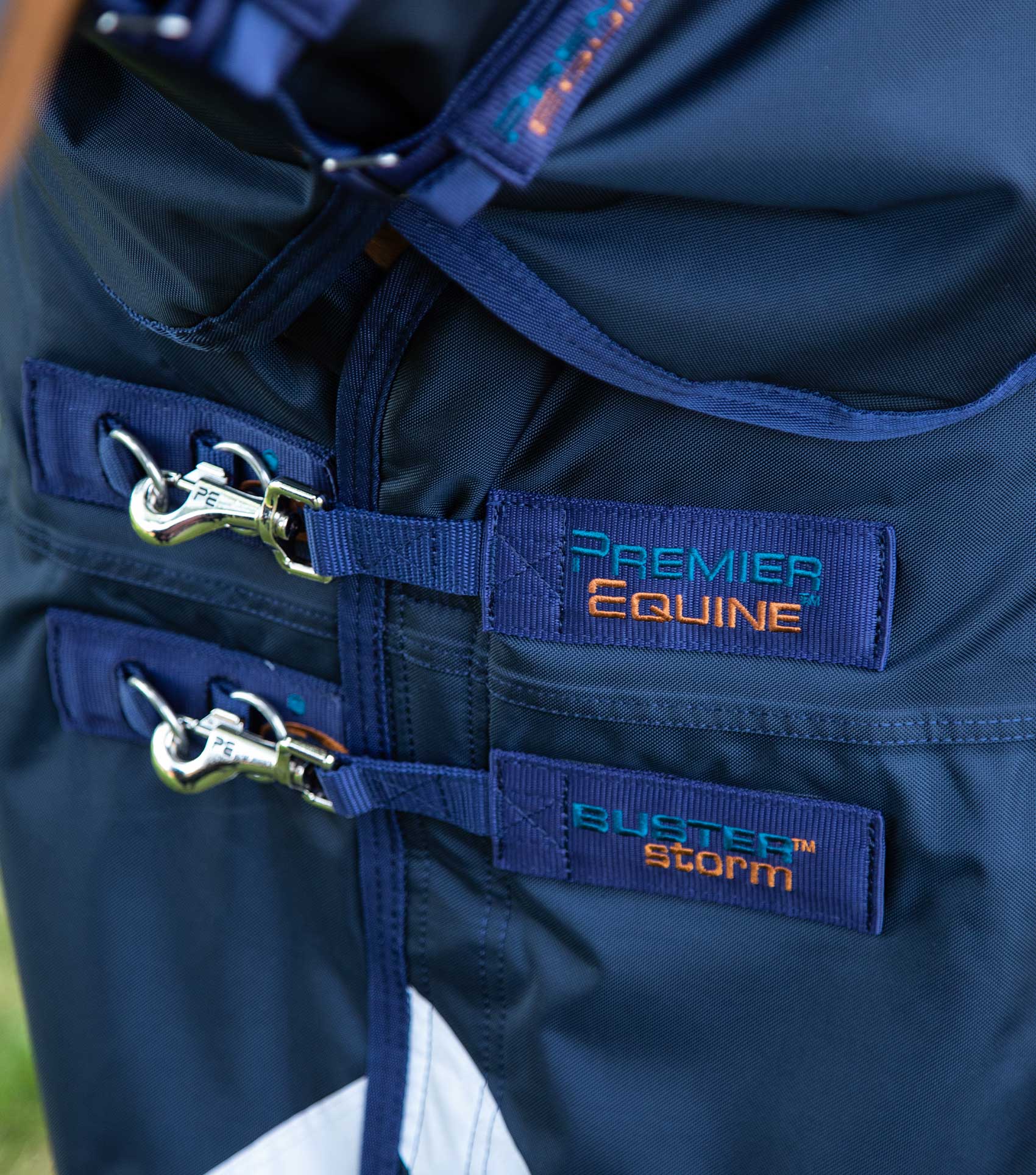 Buster Storm 420g Combo Turnout Rug with Classic Neck Navy - Image 3