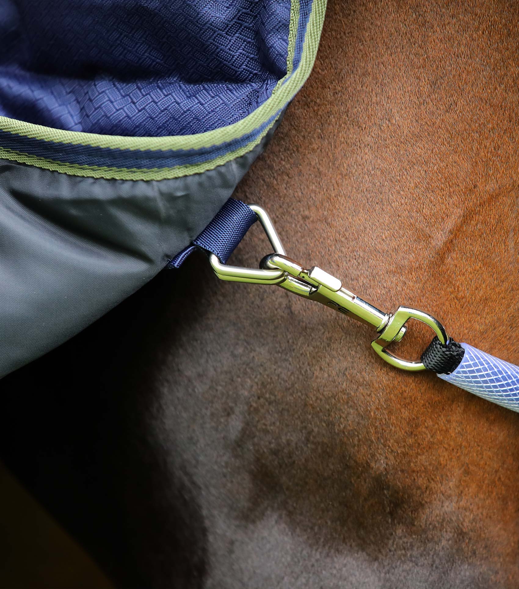 Hydra 350g Stable Rug with Neck Cover Navy - Image 5