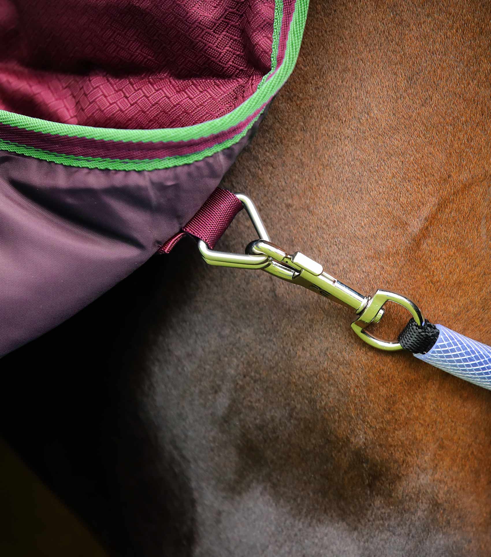 Hydra 350g Stable Rug with Neck Cover Wine - Image 5