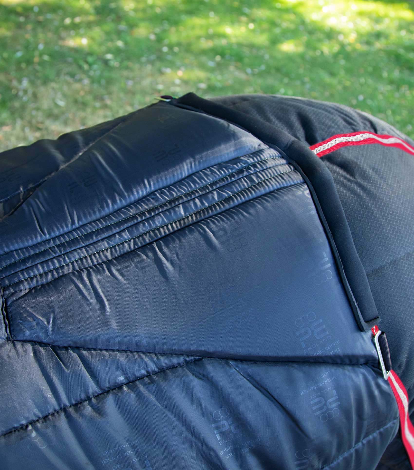 Lucanta 450g Stable Rug with Neck Cover Black - Image 3
