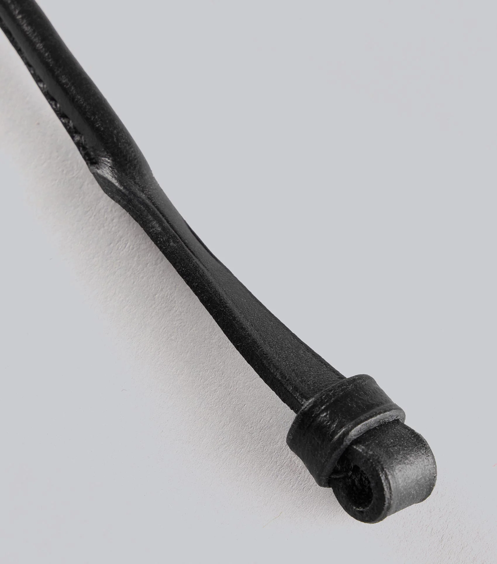 Round Lip Strap Black - Image 4