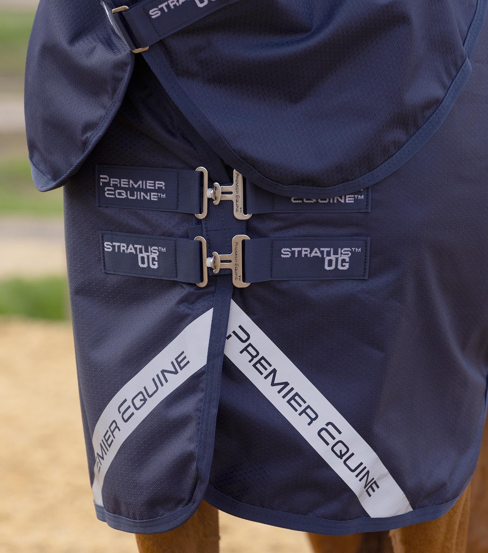 Stratus 600D Series 0g Turnout Rug with Classic Neck Cover Navy - Image 4