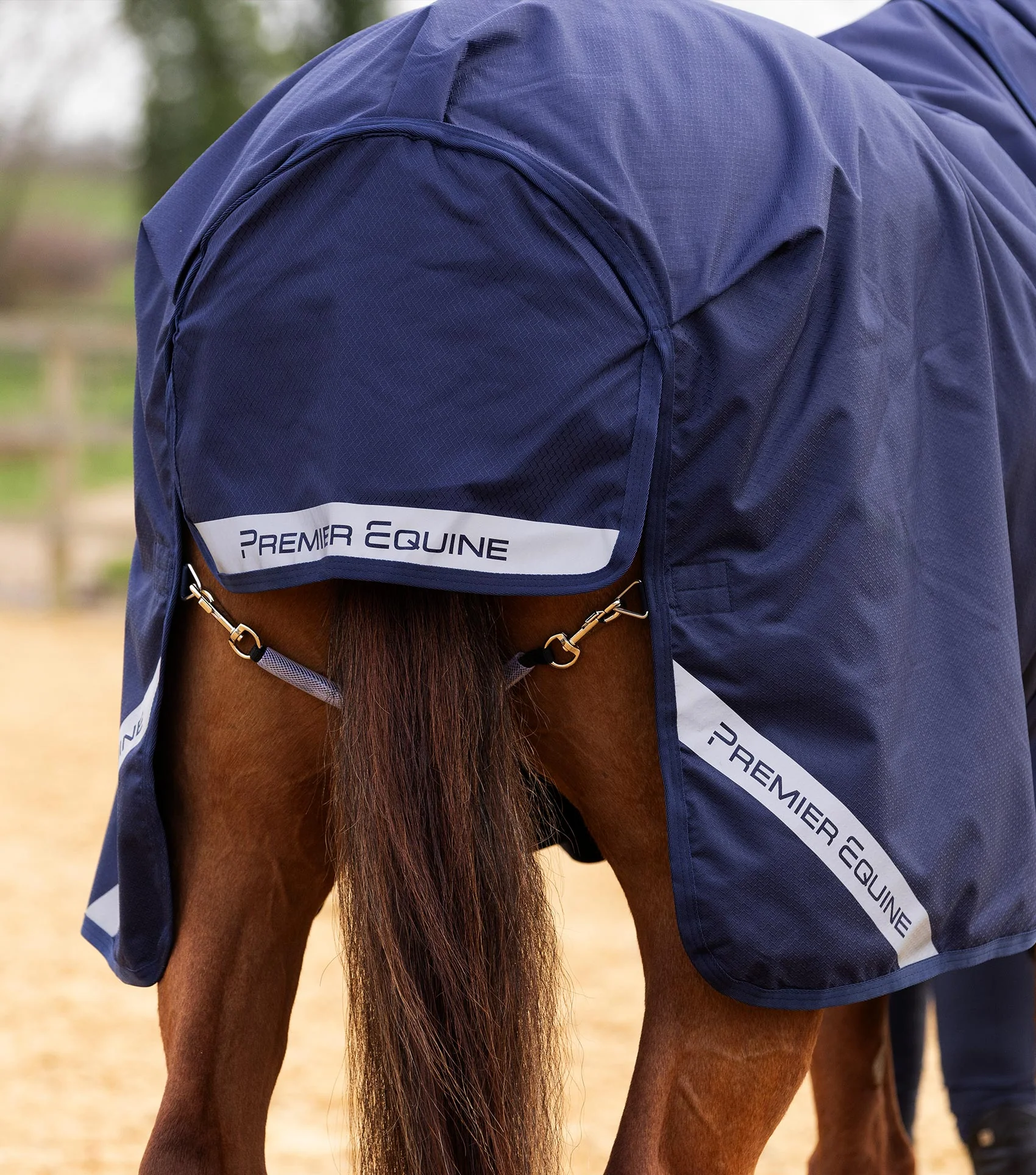 Stratus 600D Series 0g Turnout Rug with Classic Neck Cover Navy - Image 6