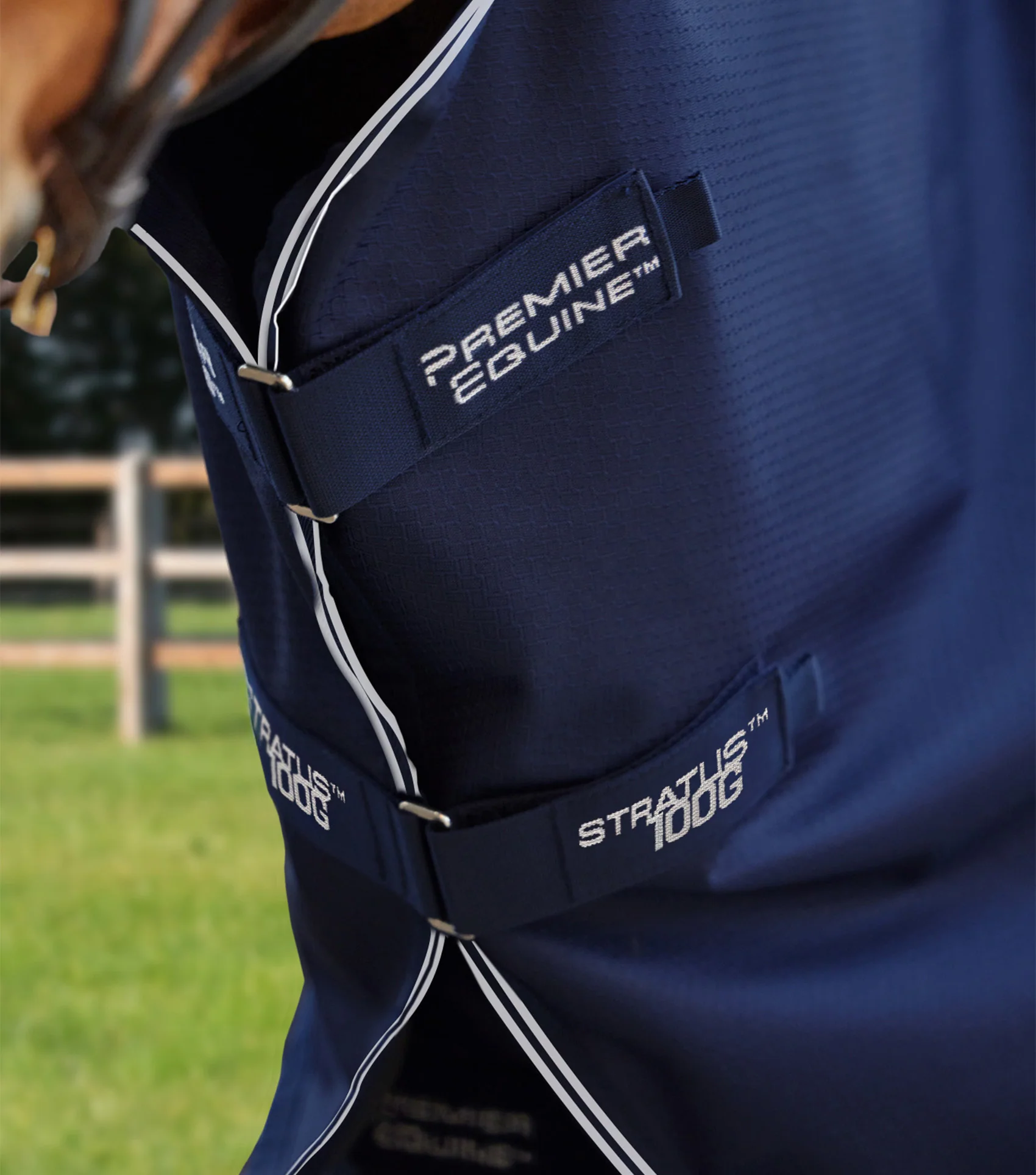 Stratus 600D Series 100g Turnout Rug with Classic Neck Cover Navy - Image 2