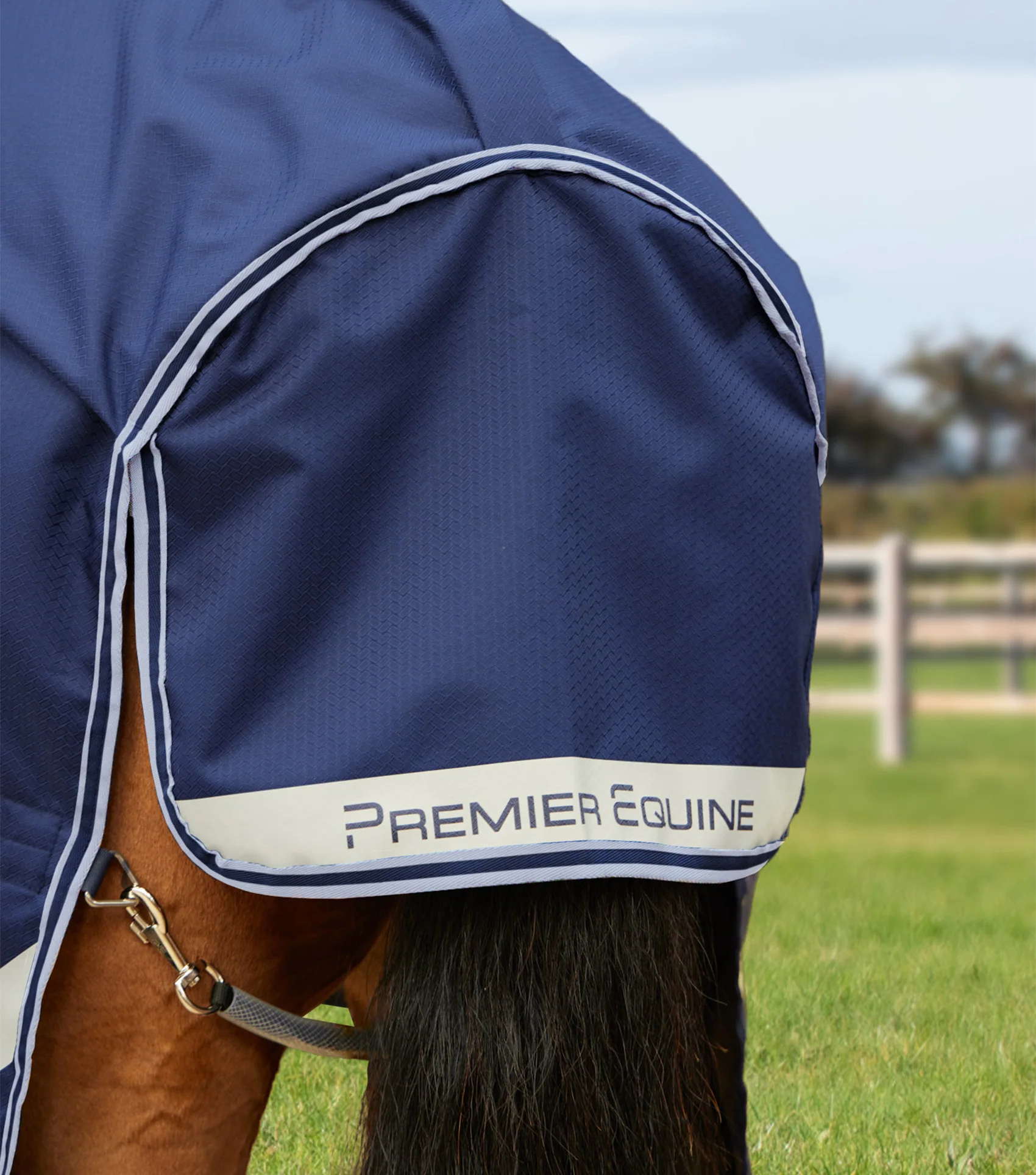 Stratus 600D Series 100g Turnout Rug with Classic Neck Cover Navy - Image 6