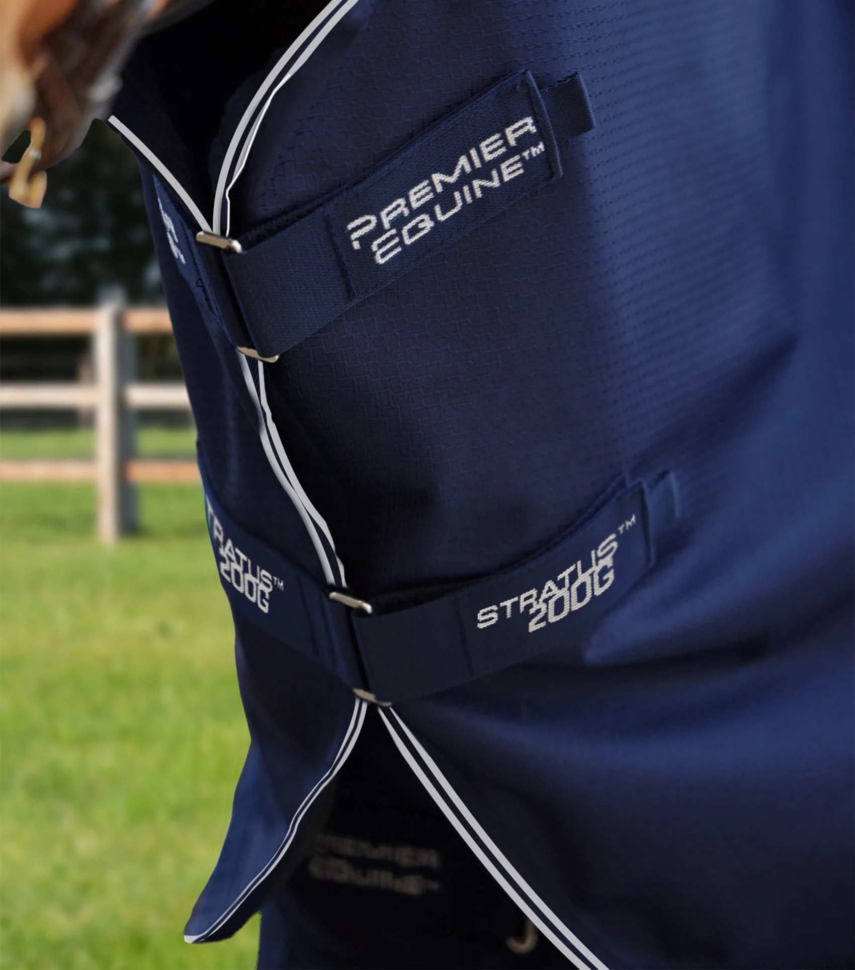 Stratus 600D Series 200g Turnout Rug with Classic Neck Cover Navy - Image 2