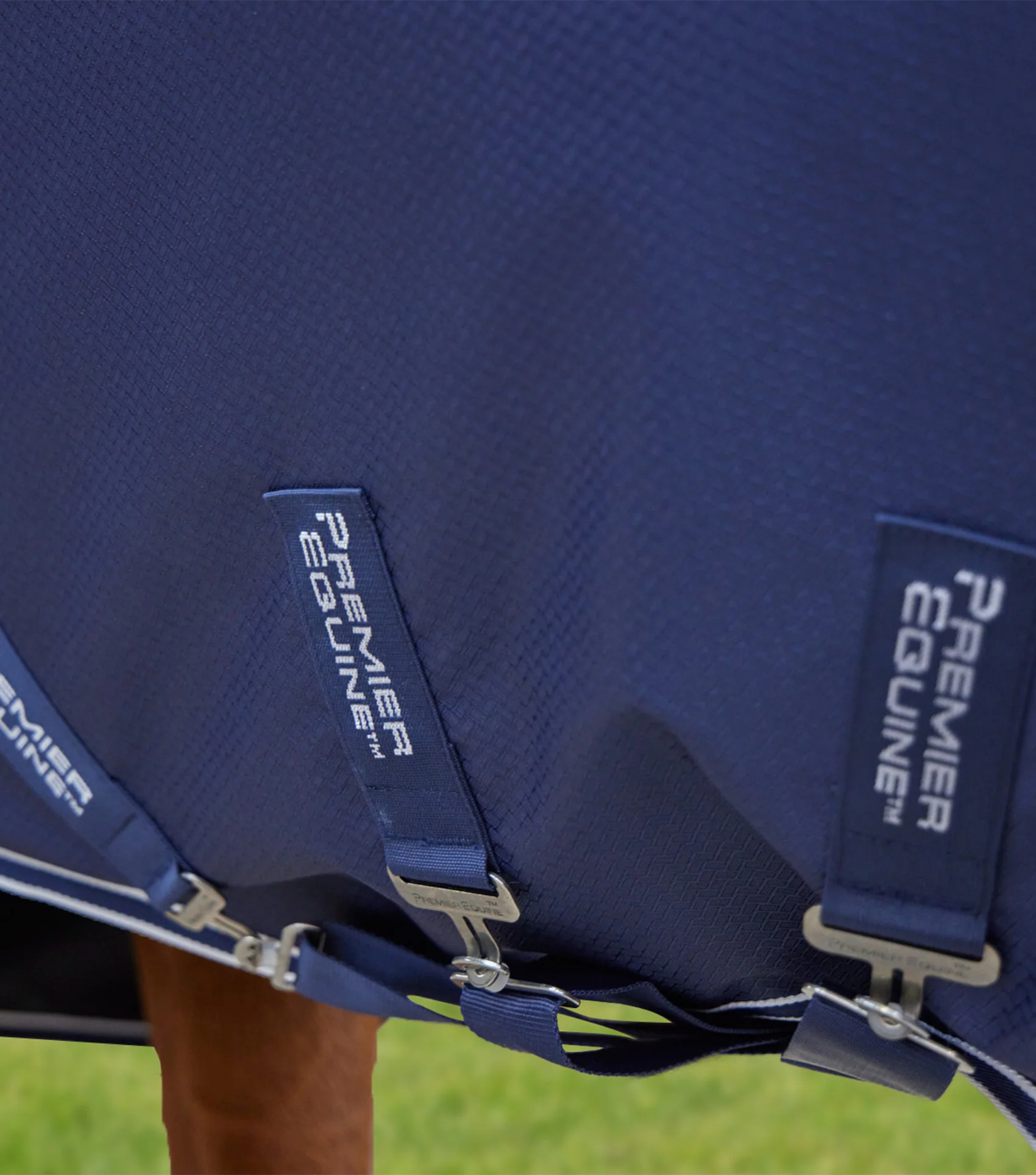 Stratus 600D Series 200g Turnout Rug with Classic Neck Cover Navy - Image 5