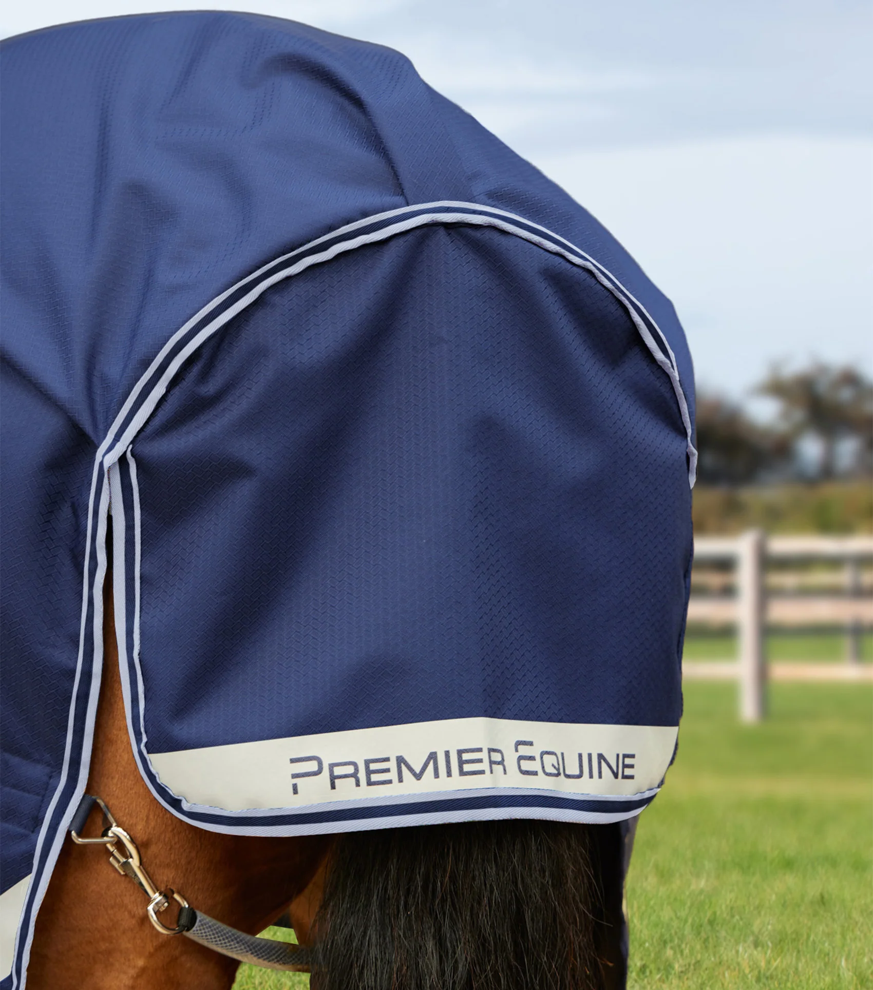 Stratus 600D Series 200g Turnout Rug with Classic Neck Cover Navy - Image 6