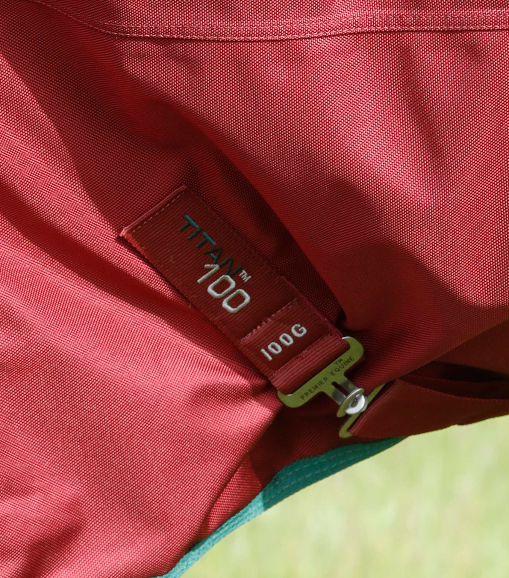 Titan 100g Original Turnout Rug Burgundy - Image 5