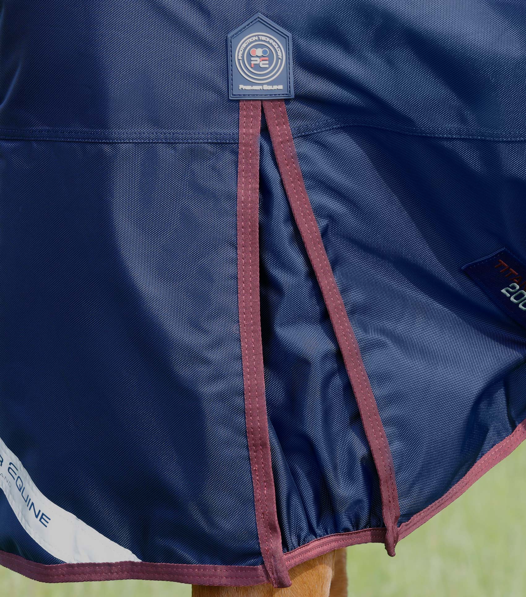 Titan 200g Original Turnout Rug Navy - Image 4