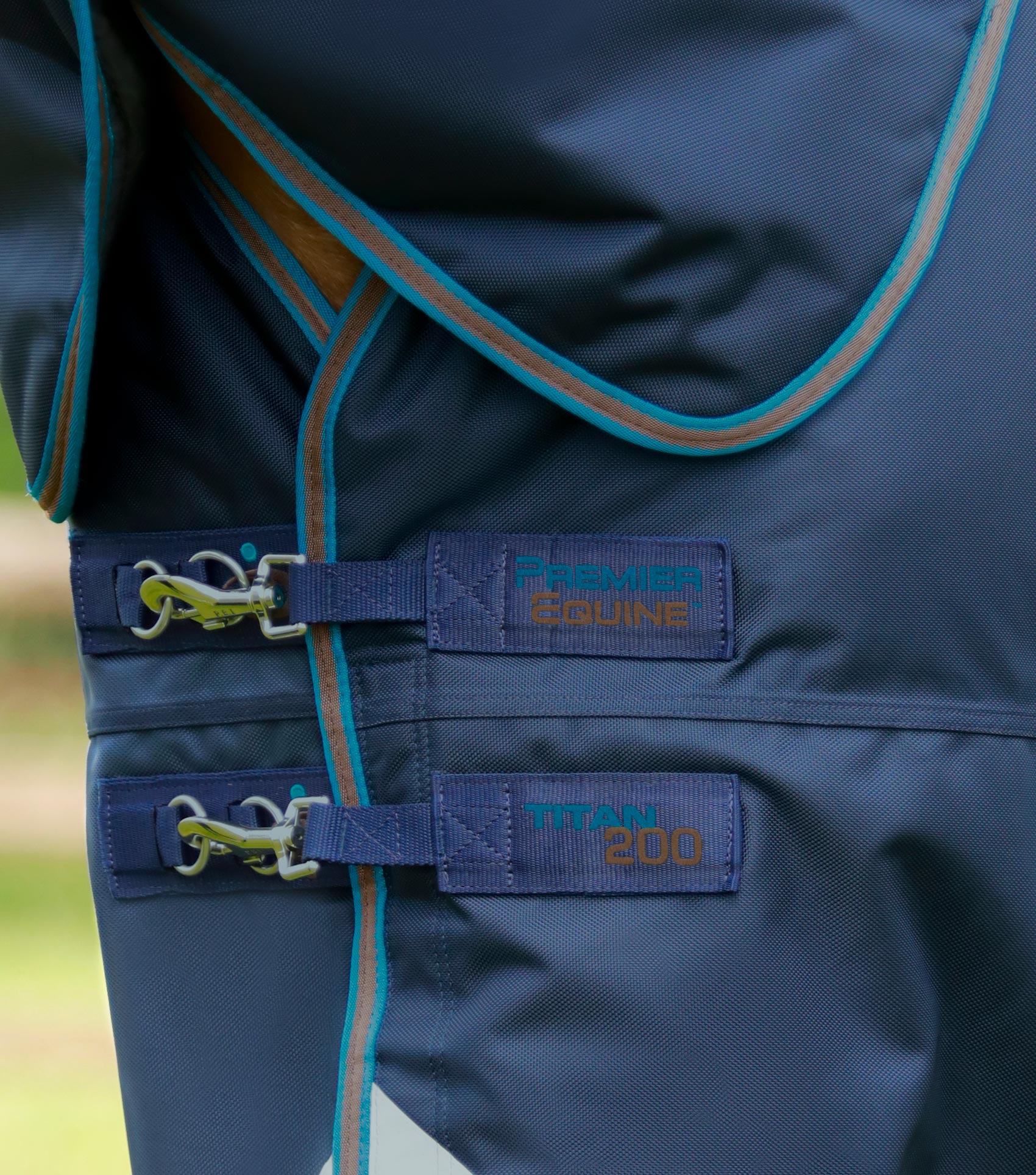 Titan 200g Turnout Rug with Snug-Fit Neck Cover Navy - Image 3