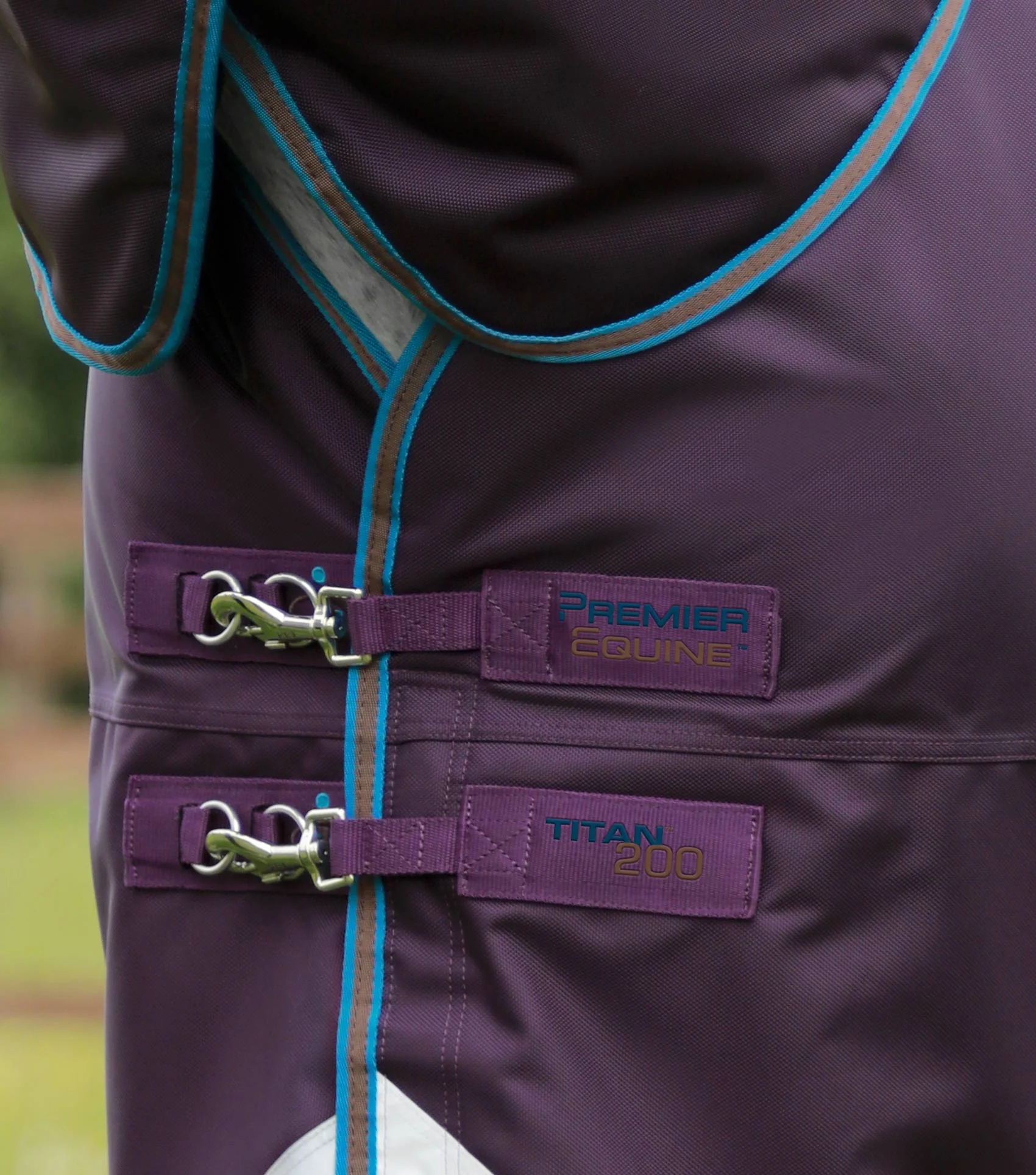 Titan 200g Turnout Rug with Snug-Fit Neck Cover Purple - Image 3