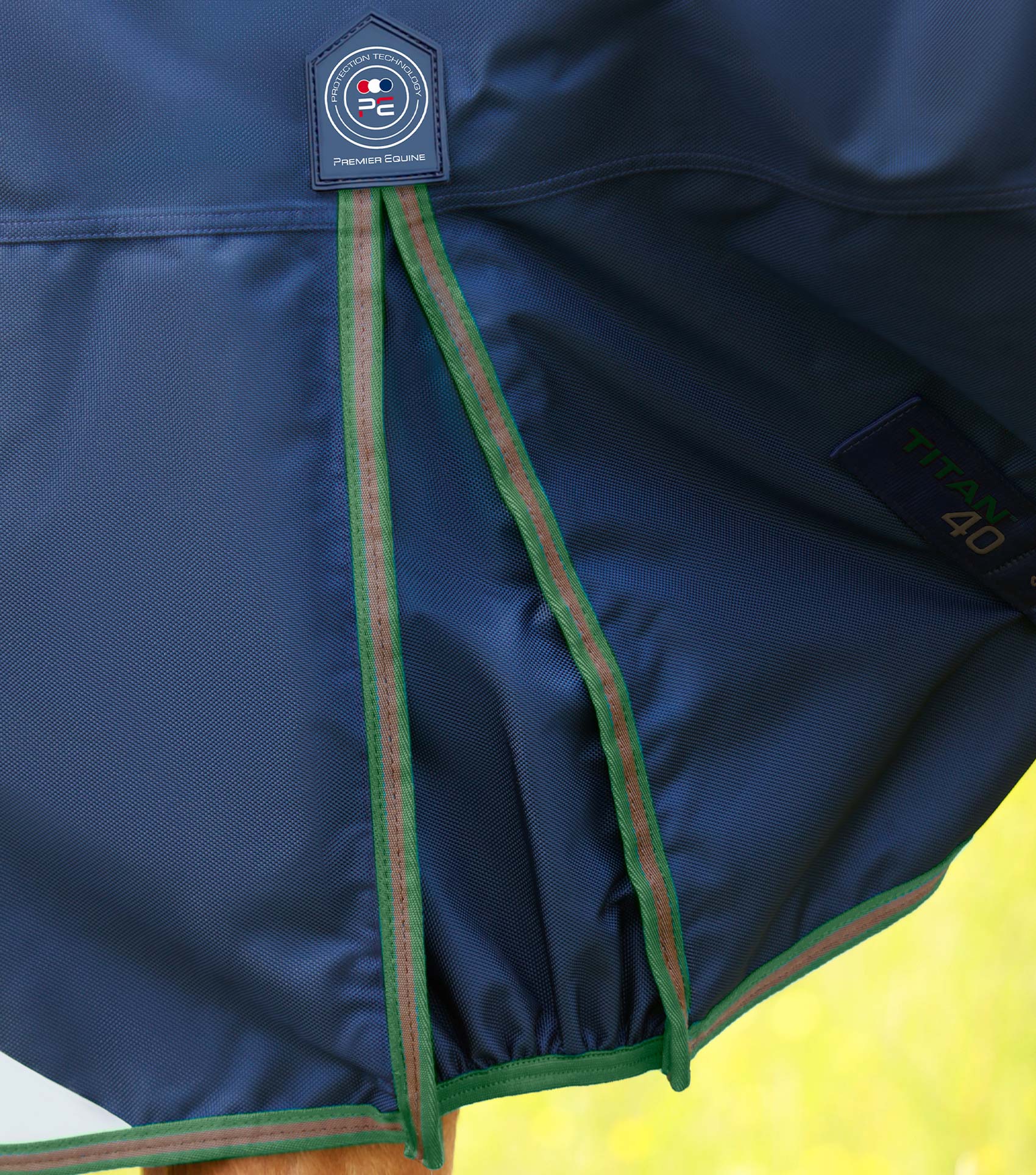 Titan 40g Turnout Rug with Snug-Fit Neck Cover Navy - Image 4