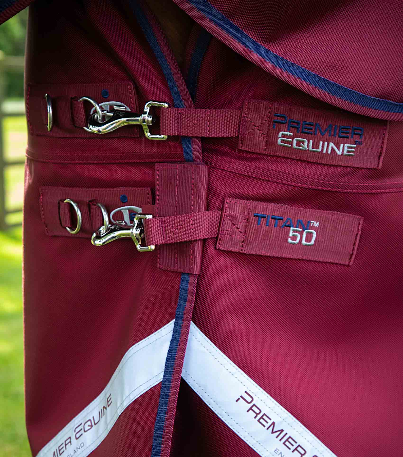 Titan 50g Turnout Rug with Classic Neck Cover Burgundy - Image 3