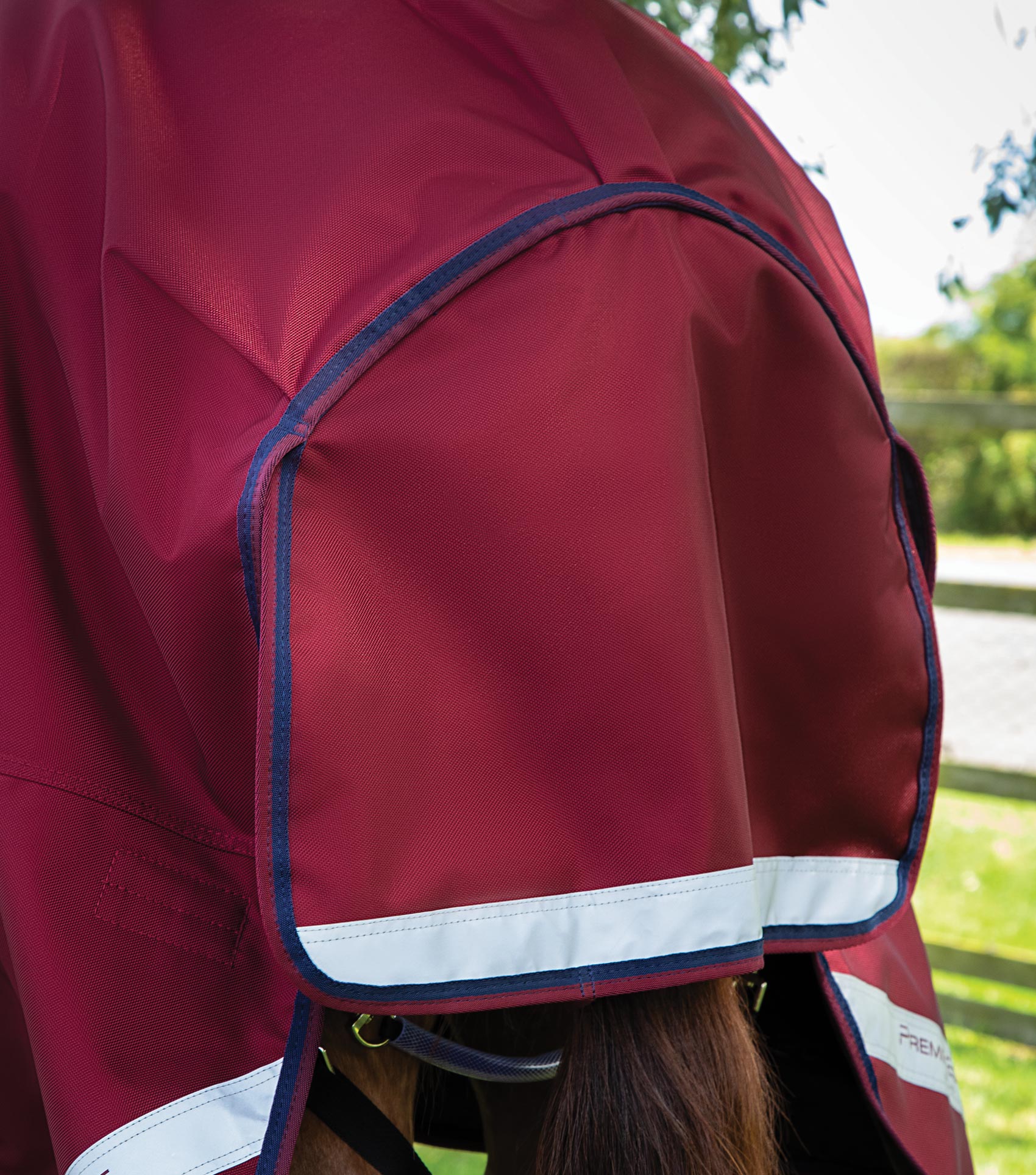 Titan 50g Turnout Rug with Classic Neck Cover Burgundy - Image 5