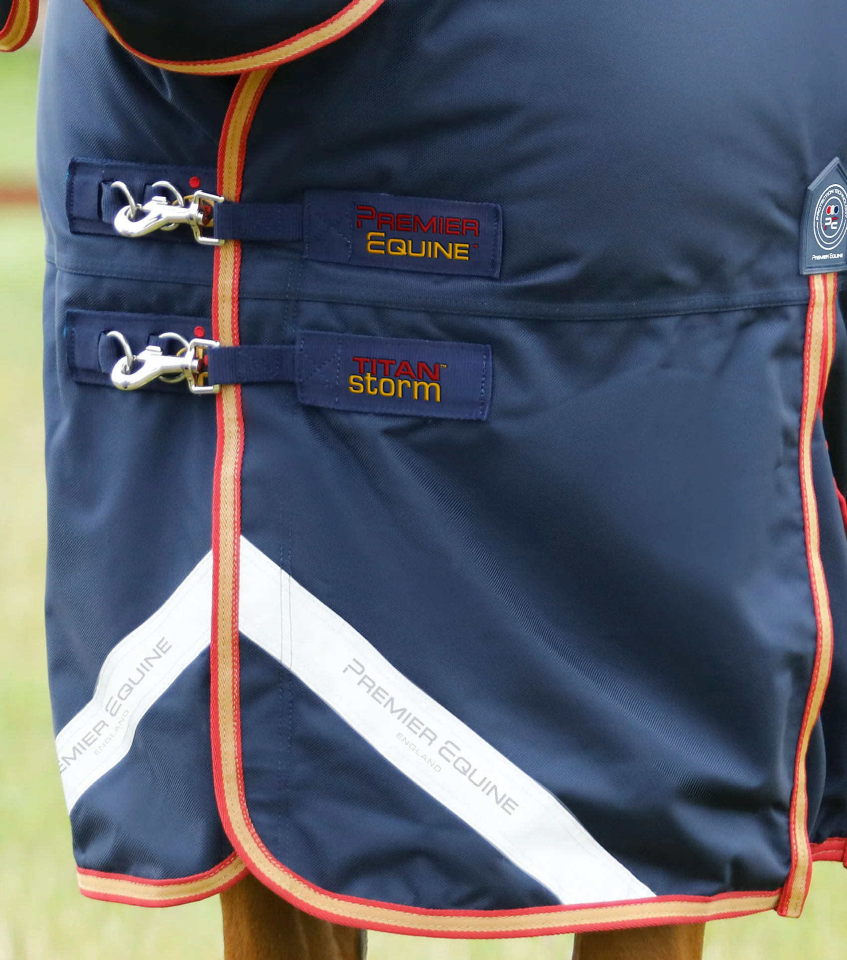Titan Storm 450g Combo Turnout Rug with Snug-Fit Neck Navy - Image 3