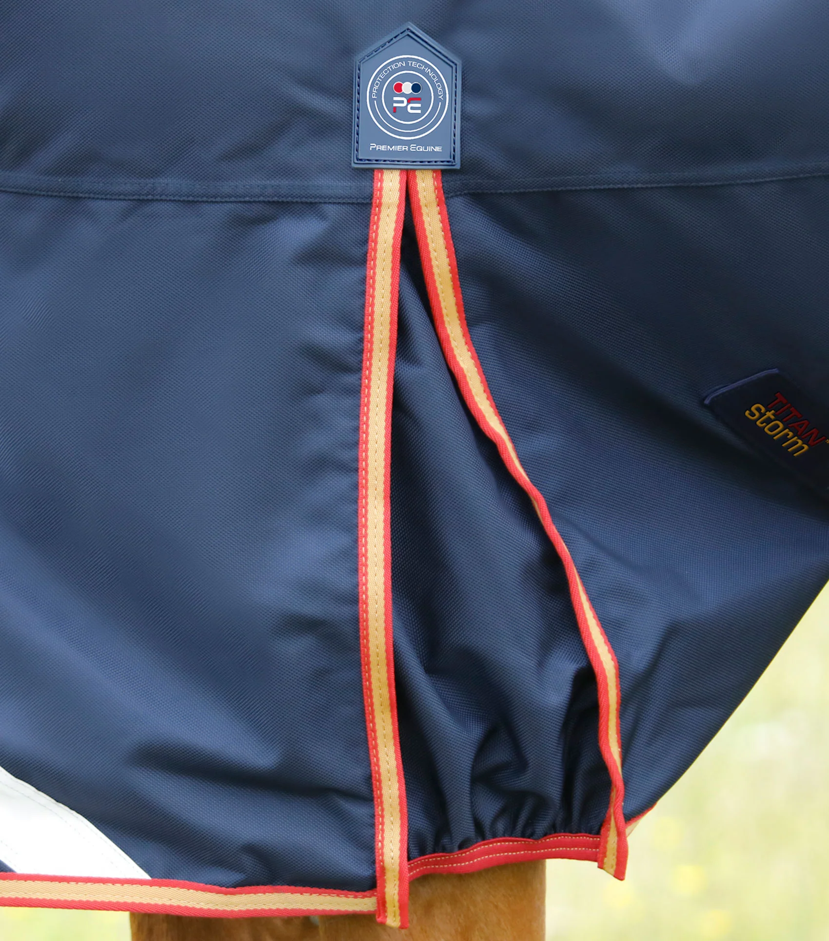 Titan Storm 450g Combo Turnout Rug with Snug-Fit Neck Navy - Image 4
