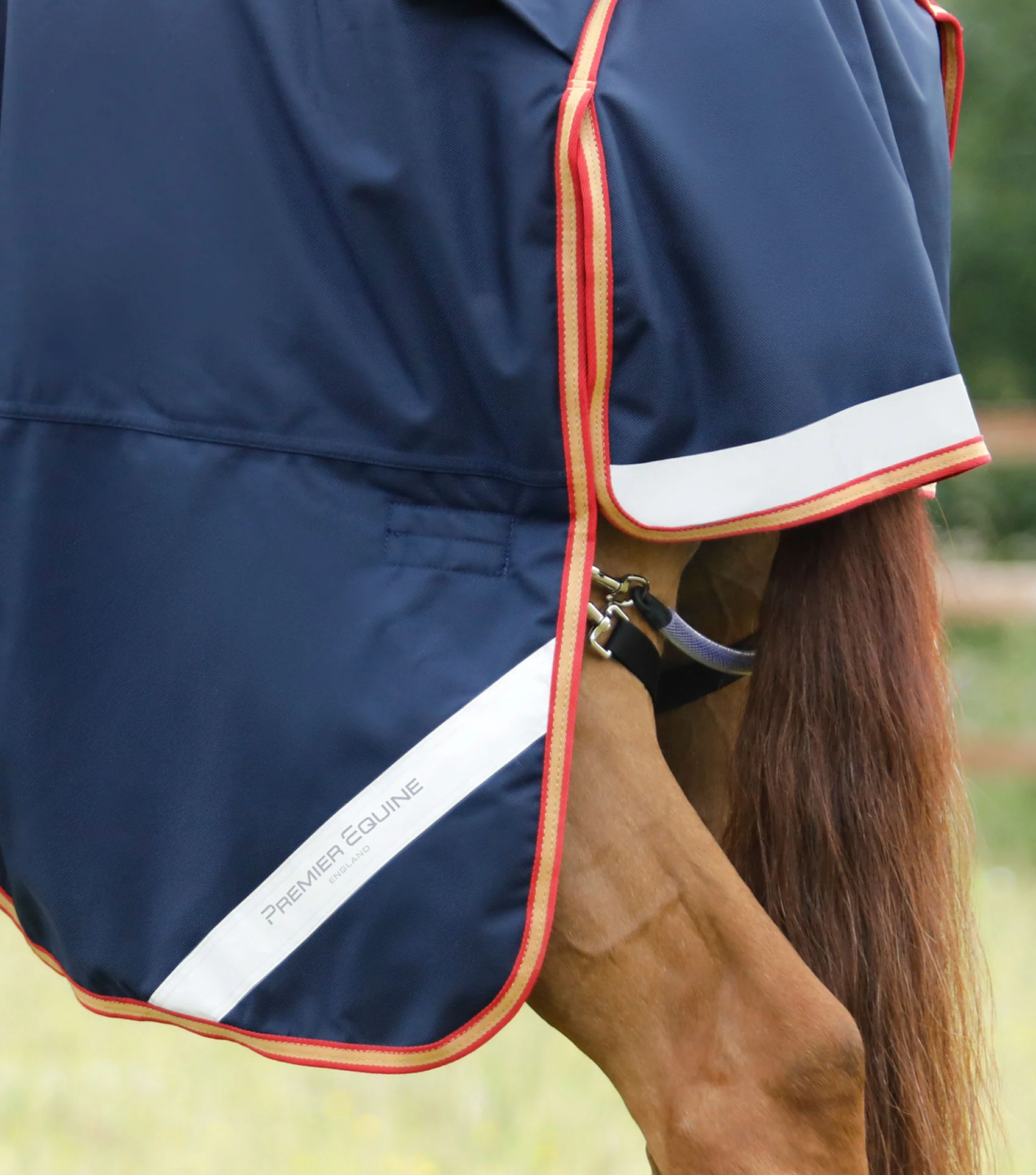 Titan Storm 450g Combo Turnout Rug with Snug-Fit Neck Navy - Image 5