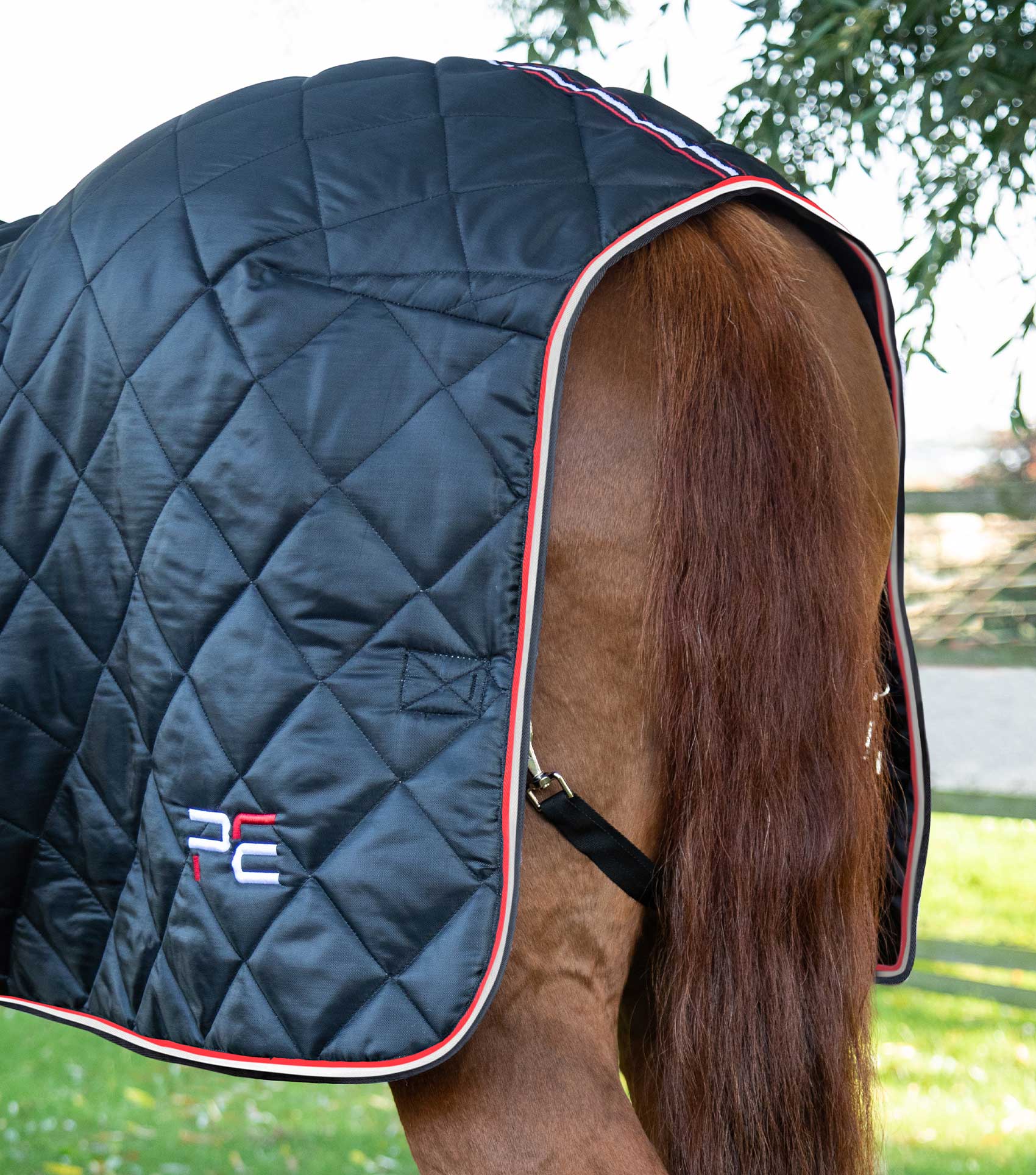 Tuscan Stable Rug 100g Black - Image 5