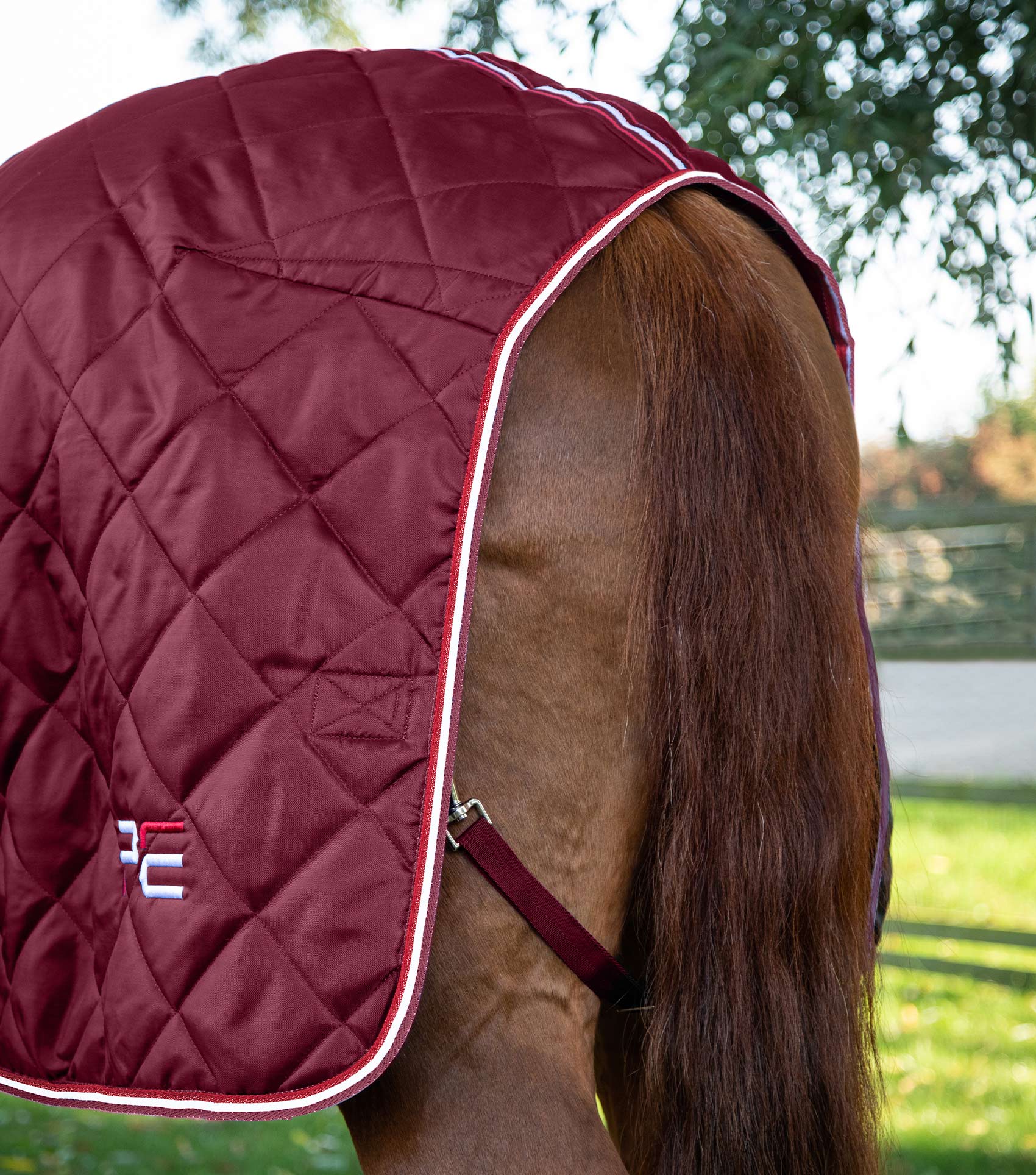 Tuscan Stable Rug 100g Burgundy - Image 5