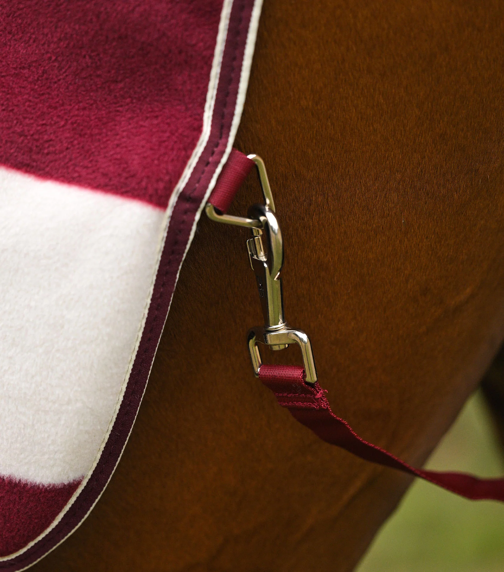Vellus Horse Fleece Exercise Sheet Burgundy/White - Image 4