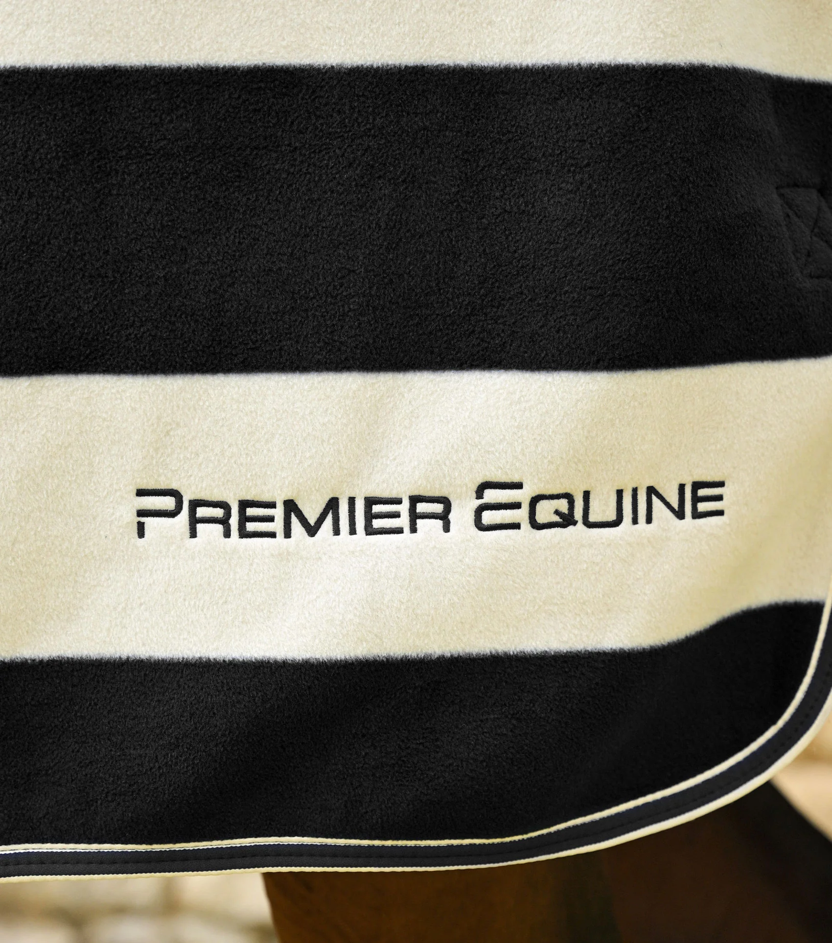 Vellus Horse Fleece Rug Black/White - Image 4