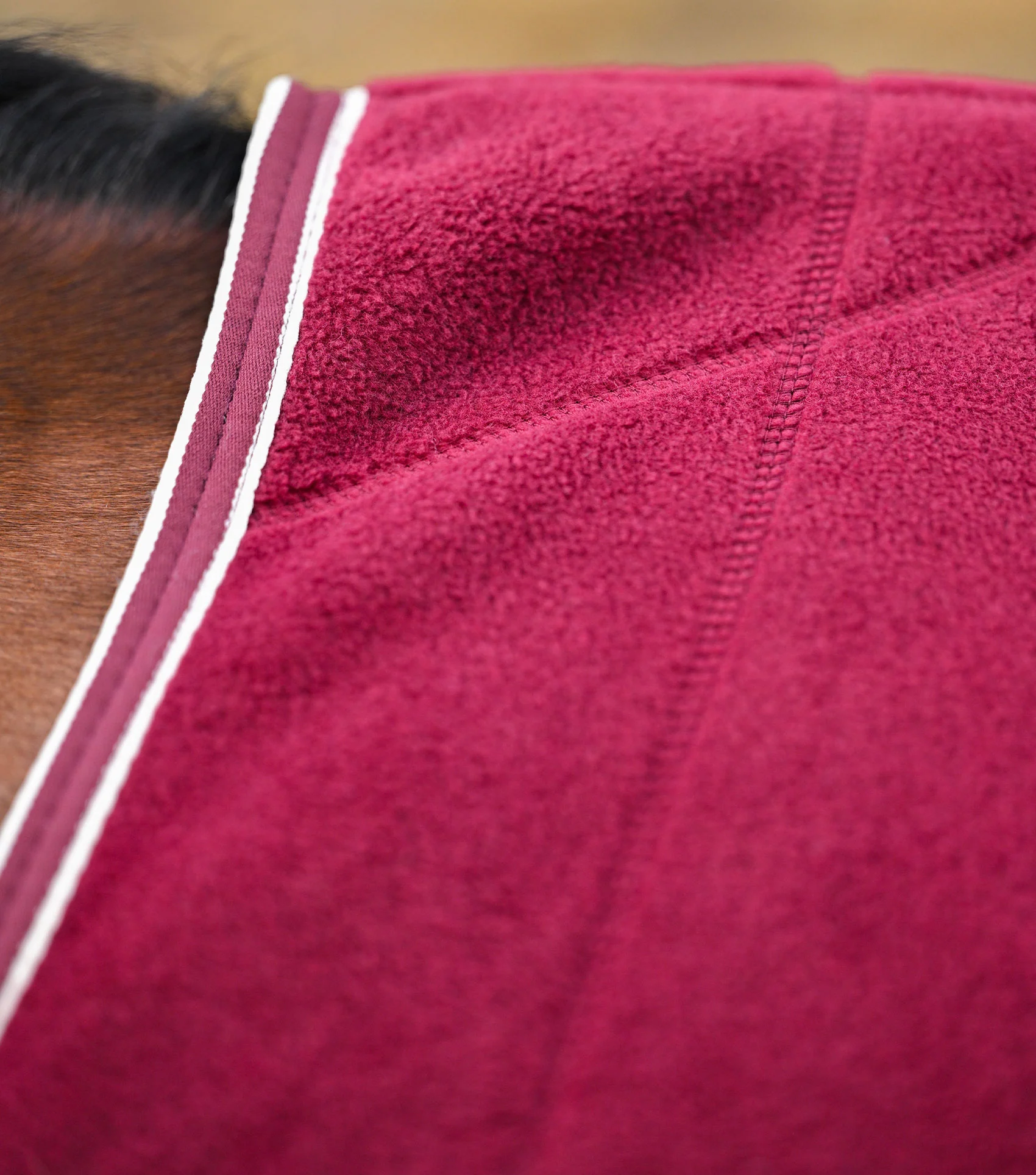 Vellus Horse Fleece Rug Burgundy/White - Image 3