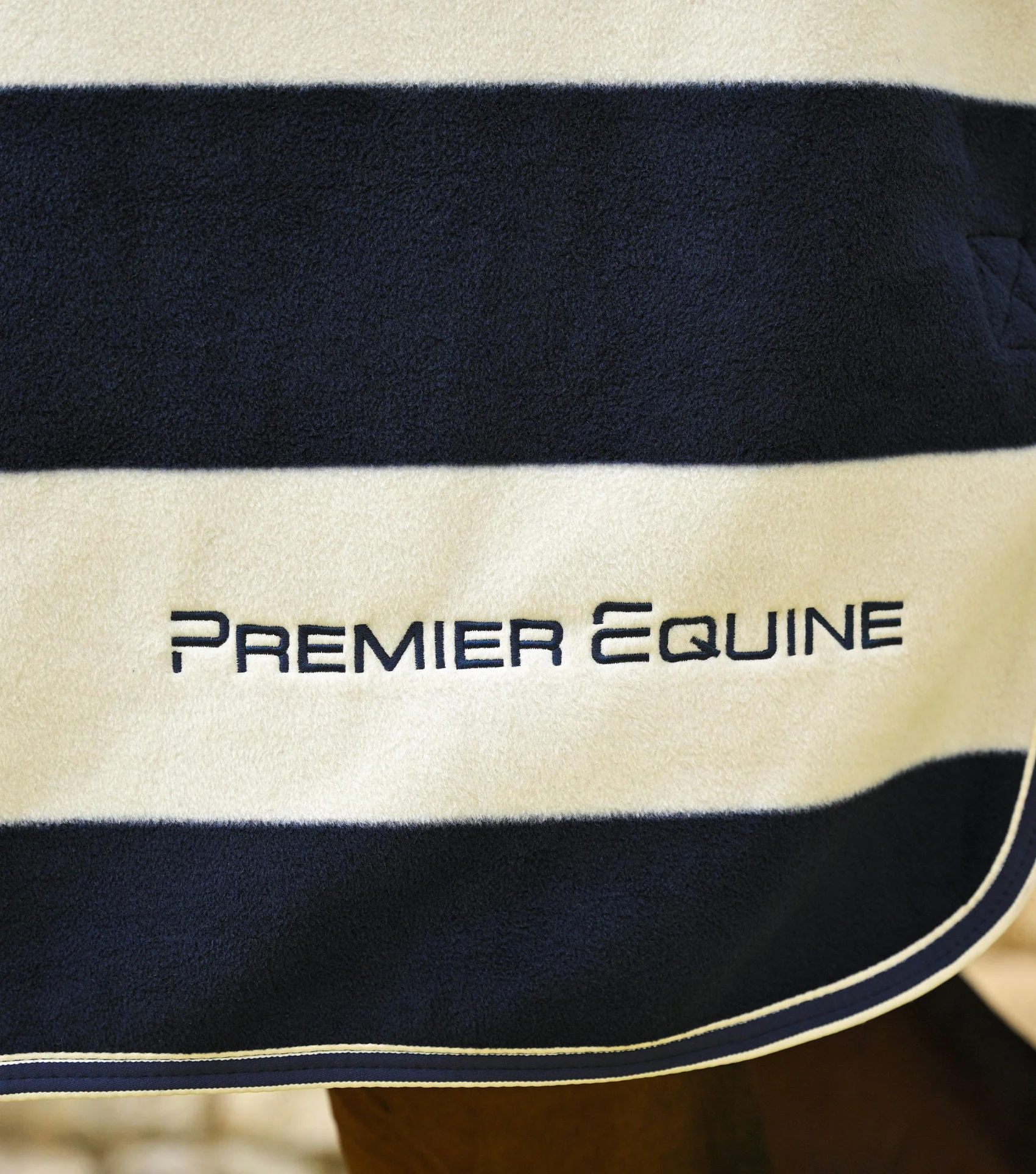 Vellus Horse Fleece Rug Navy/White - Image 4